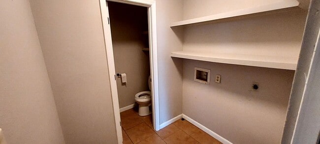 Building Photo - Charming 2-Bedroom Townhouse in Prime Loca...