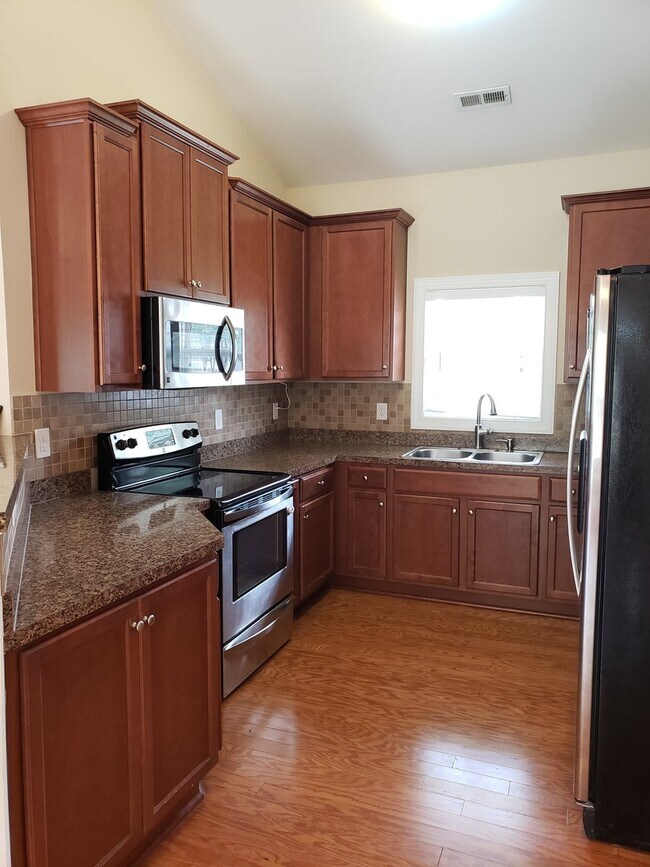 Foto del edificio - Dazzling 3 Bedroom Home with Bonus Room, Fenced Backyard! Located in Cooper Farms!