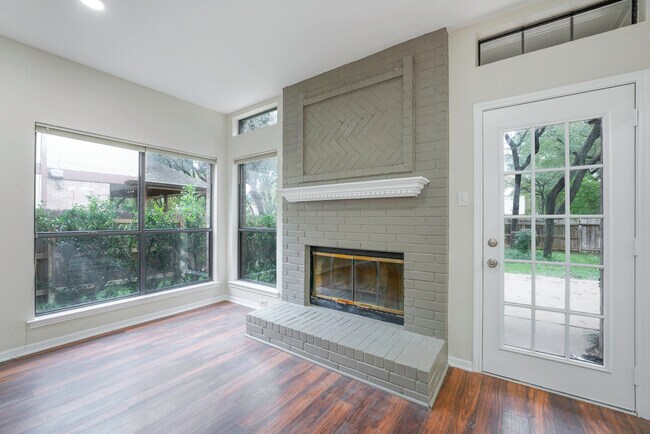 Foto del edificio - 903 Oaklands Dr
