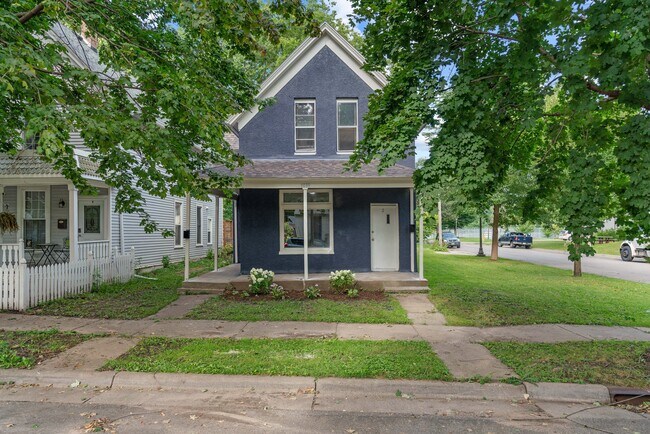 Building Photo - 1039 Victoria St N