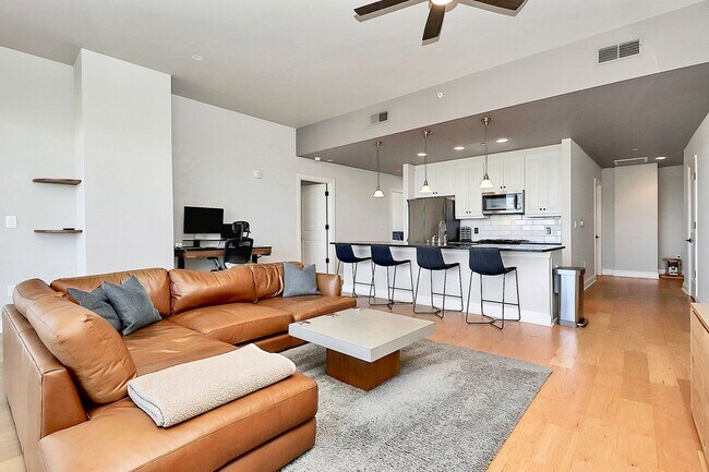 Foto del edificio - Spectacular 7th floor corner unit condo in Royal Court!