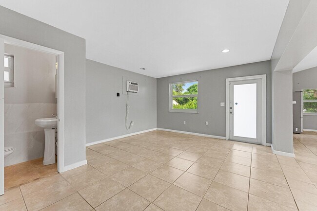 Building Photo - 6124 SW 38th St