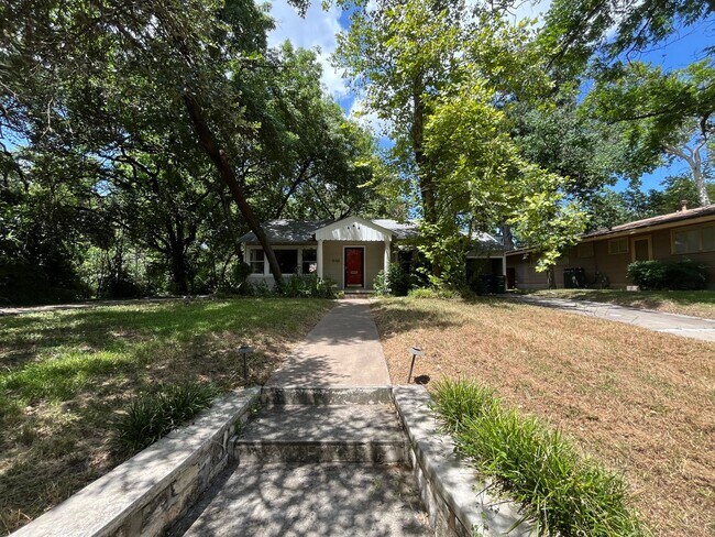 Building Photo - 6 to 9 Month Lease Available NOW: