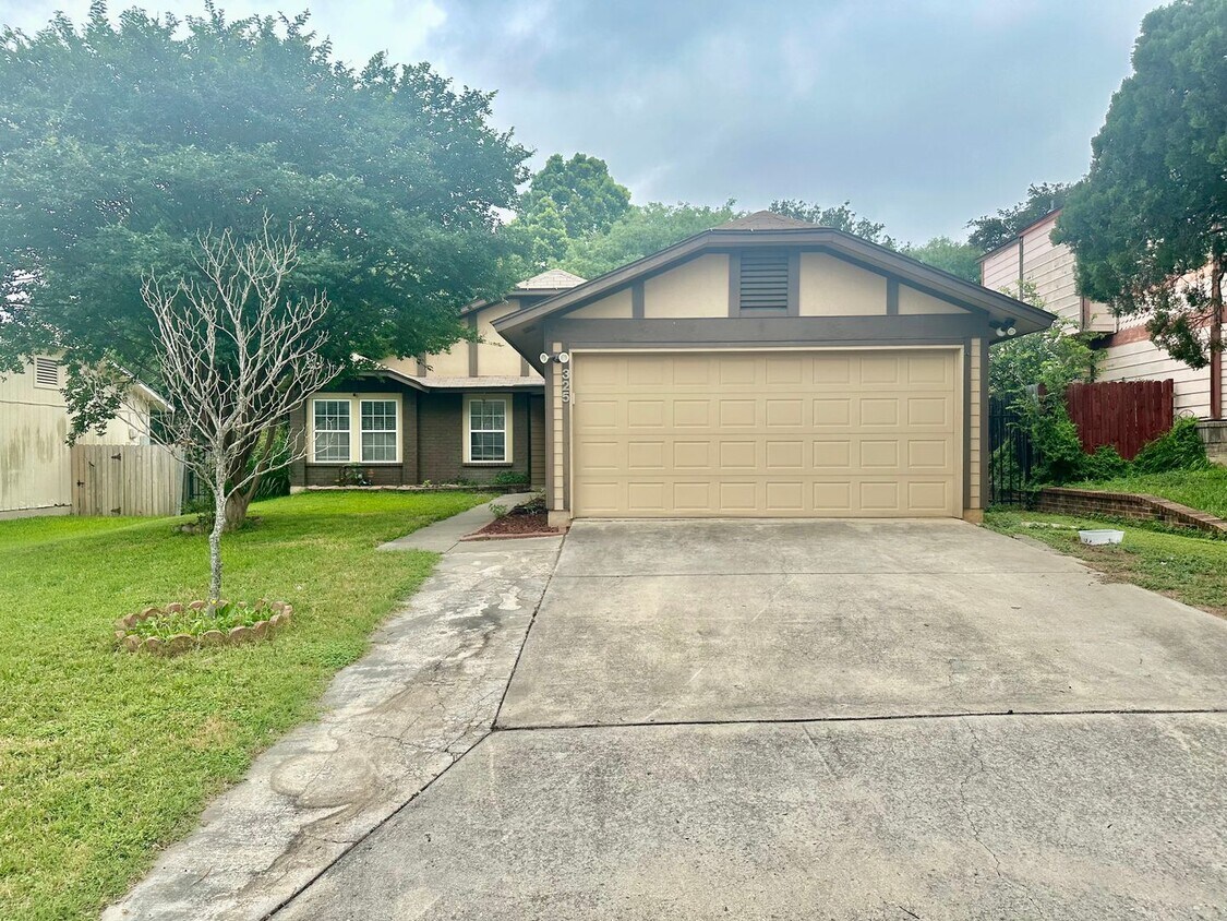 Primary Photo - Great Location ~ 3/2 Single Story w/ tons ...