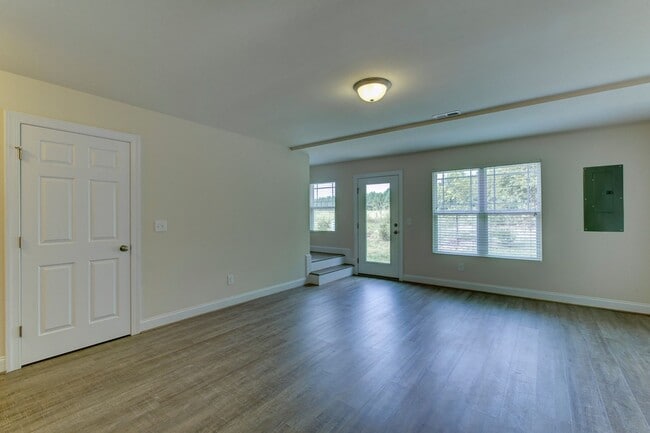 Building Photo - Two Story Townhome!
