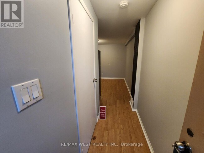 Building Photo - 4250 Jefton Crescent