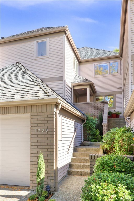 Building Photo - 1768 Bellevue Way NE
