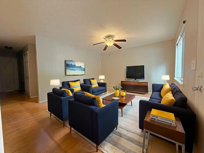 3 bedroom ranch home nestled in a cul-de-sac! - 3 bedroom ranch home nestled in a cul-de-sac!