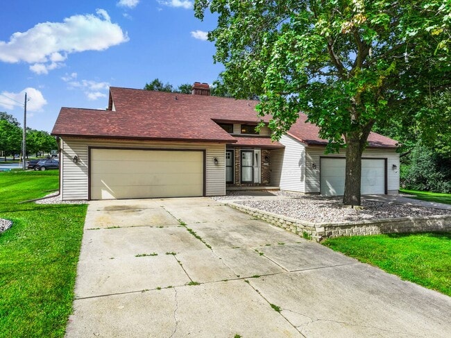 Building Photo - 2598 Parkwood Dr