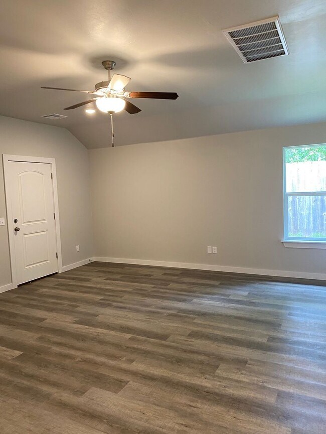 Building Photo - 3br 2ba duplex!!
