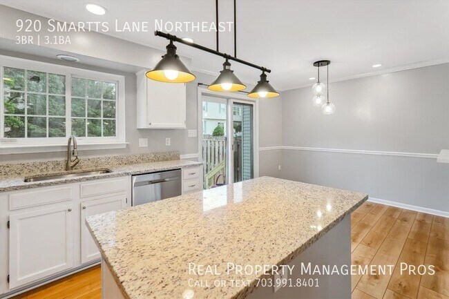 Building Photo - Beautifully Updated Townhouse For Rent In ...