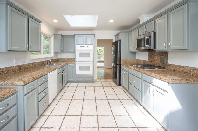 Foto del edificio - Fabulous gated 3bd/4bd & 2.5ba, 2,630SF Ke...