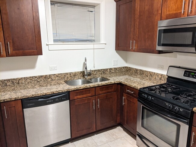 Building Photo - 800 Brummel St