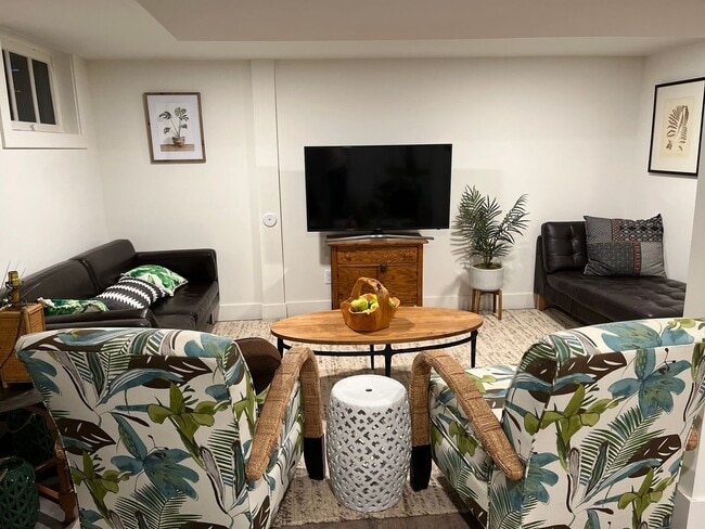 Building Photo - A Turnkey 4 Bed 2 Bath Furnished Retreat