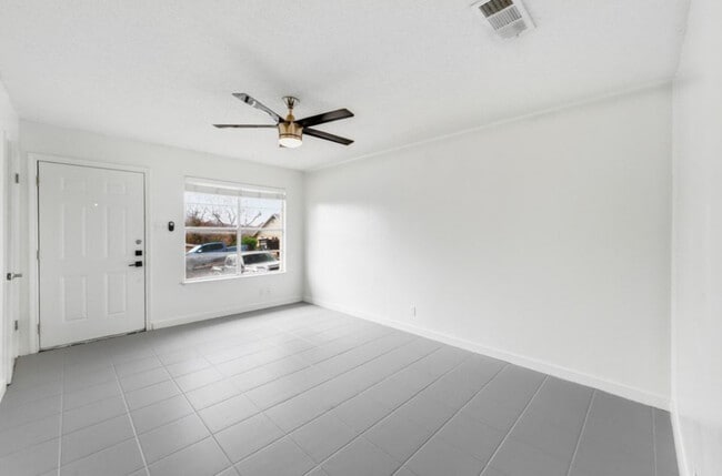 Building Photo - 3408 Dolphin Dr