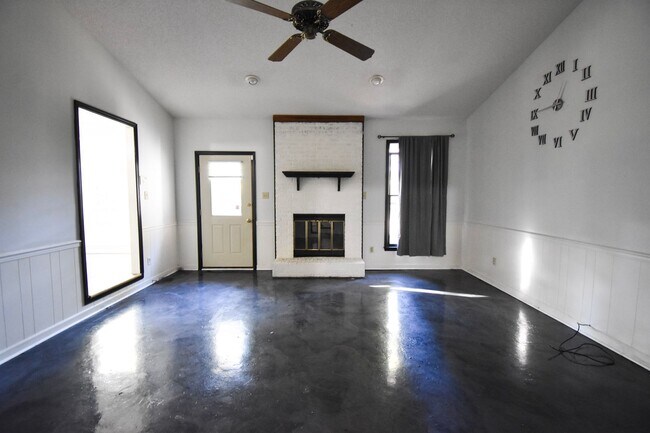 Building Photo - 3 Bedroom 2 Bathroom - Pets Allowed