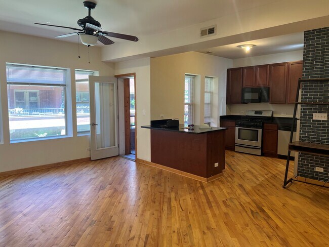 Sala de estar, cocina y balcón - Greenleaf-Paulina Apartments