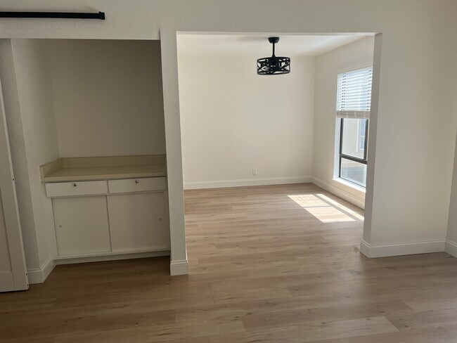 Foto del edificio - 320 N Civic Dr