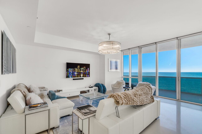 Building Photo - 16001 Collins Ave