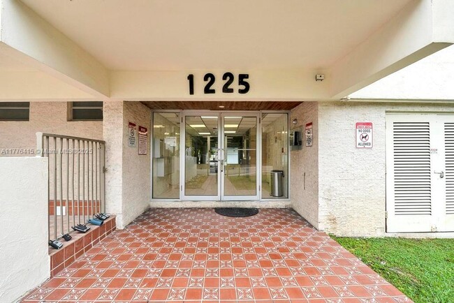 Foto del edificio - 1225 NE 124th St