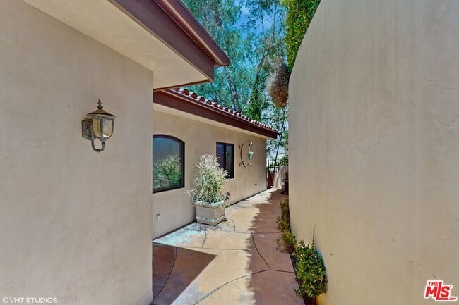 Building Photo - 3311 Deronda Dr