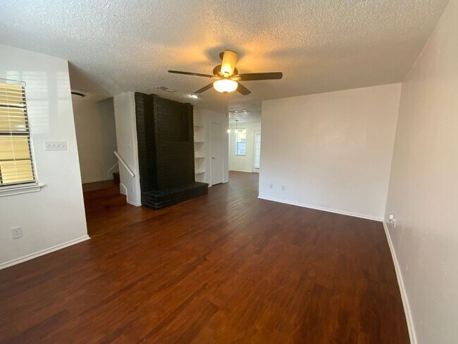 Building Photo - 9524 Woodvale-
