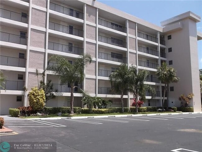 Building Photo - 2901 S Palm Aire Dr