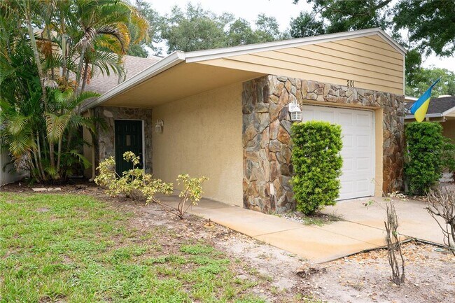 Building Photo - 201 Somerset Ln