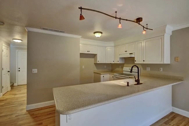 Building Photo - Spacious 3 bed Townhome with Fenced Yard, ...