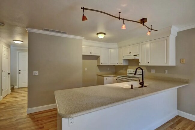 Foto del edificio - Spacious 3 bed Townhome with Fenced Yard, Garage, & Community Pool in Prime Boise Location!