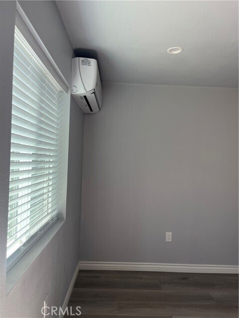 Foto del edificio - 1215 1/2-1212 W 104th St