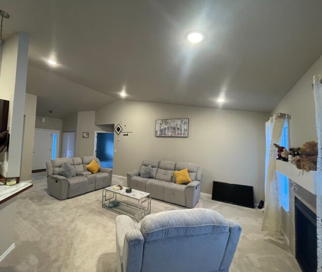 Building Photo - Spacious 3 bedroom/2 bathroom/2 car garage Ranch style home in Palmer with Soaring ceilings and m...