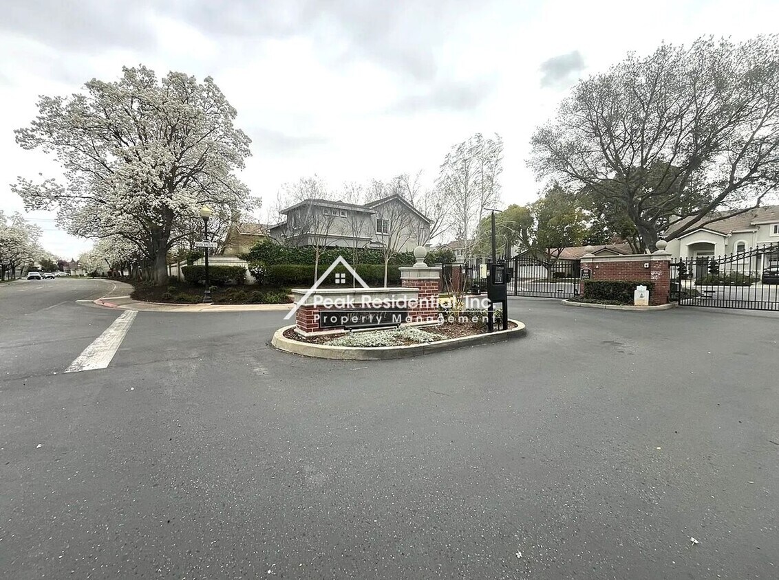 Foto del edificio - Updated Ek Grove 3bd/2.5ba House- Gated Community!