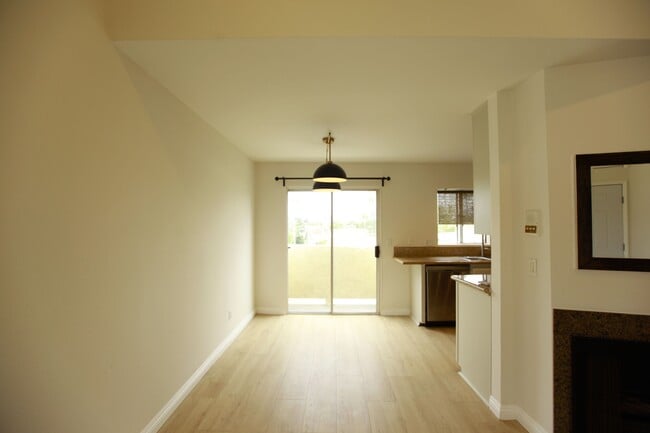 Building Photo - 833 Orange Grove Ave
