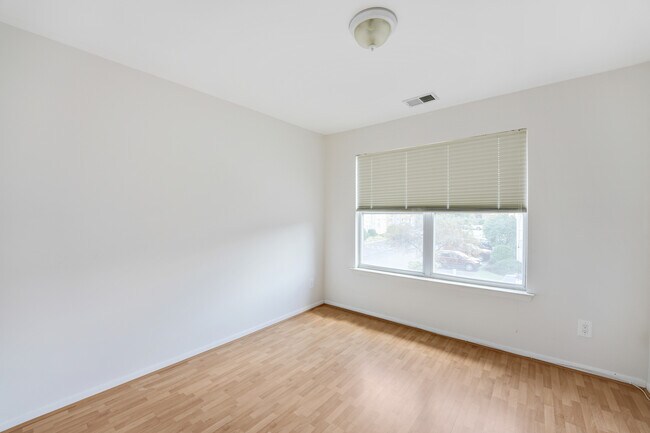 Foto del edificio - 20 Jennifer Dr