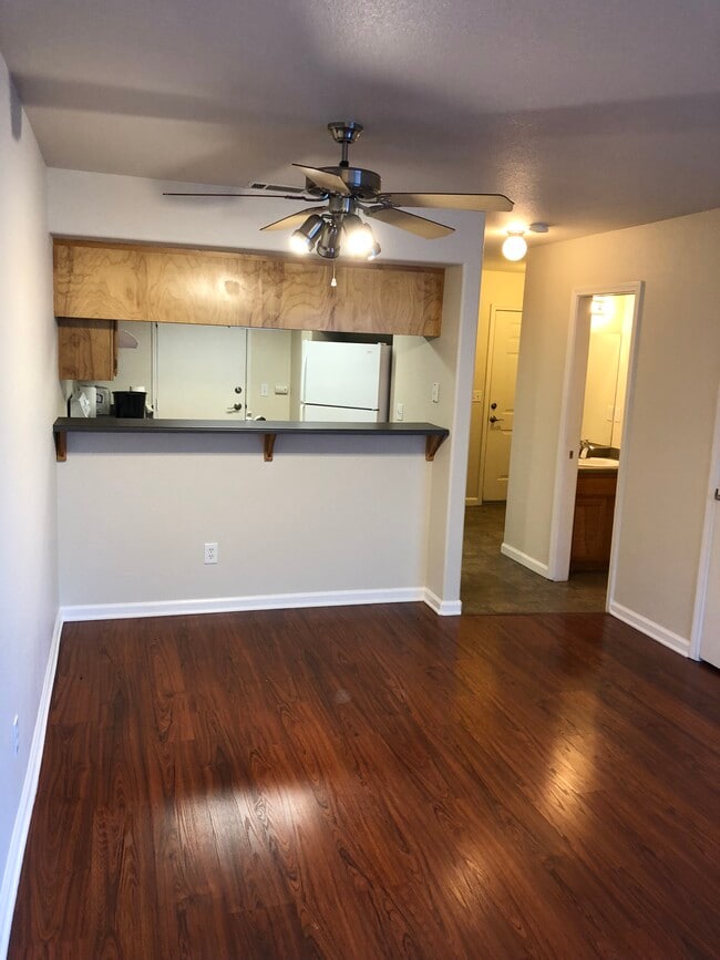 Building Photo - 1077 Burton Dr