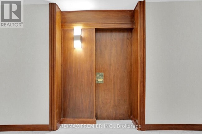 Photo du bâtiment - 1 Palace Pier Ct