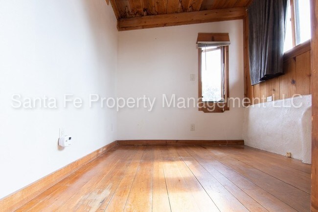Building Photo - Downtown 1 bedroom loft in a private compound
