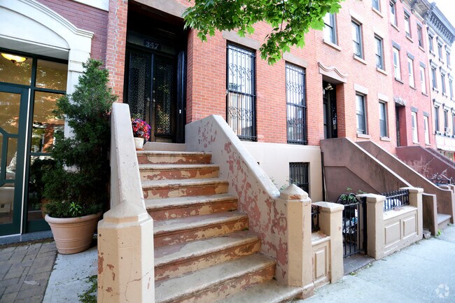 Building Photo - 347 Union St