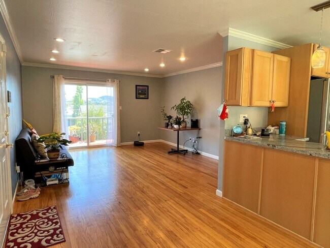 Foto del edificio - Gorgeous three bedroom two bathroom home with large backyard for rent!