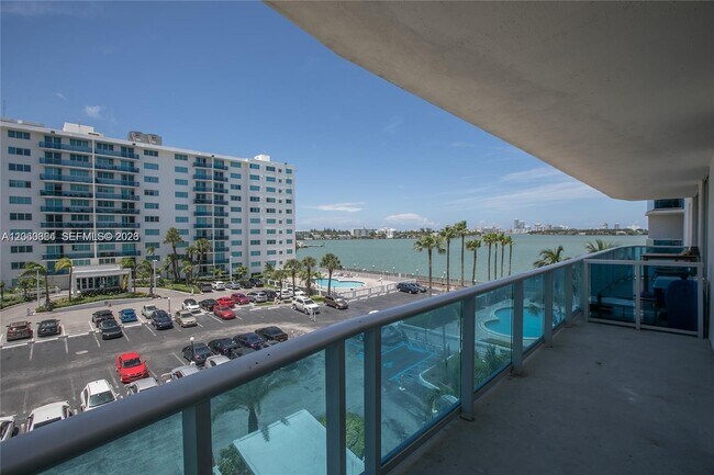 Foto del edificio - 7501 E Treasure Dr
