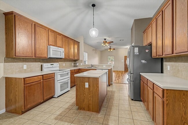 Building Photo - 630 W Newport Bend