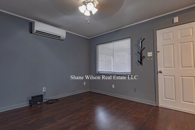 Building Photo - Cozy Upstairs 1 BR / 1 BA Duplex Unit For ...