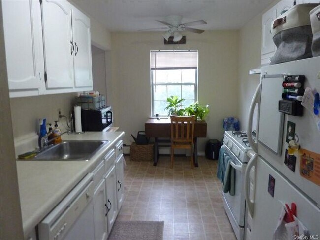 Building Photo - 43 Doxbury Ln