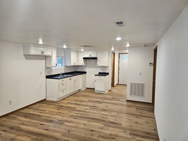 Building Photo - 2518 N Weller Ave