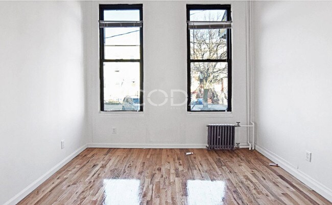 Foto del edificio - 64-07 Forest Ave