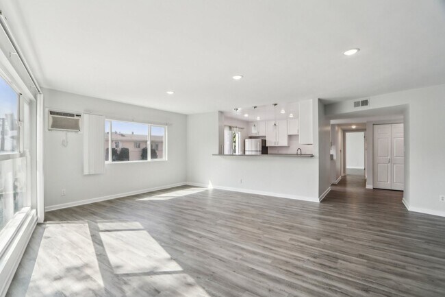 Interior Photo - 8375 Fountain Ave