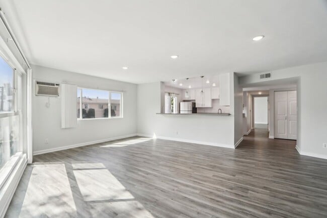Interior Photo - 8375 Fountain Ave