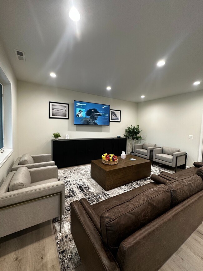 Reúnase, relájese o trabaje con estilo: nuestra casa club bellamente decorada ofrece un espacio comunitario acogedor para que los residentes se reúnan, socialicen o se relajen. - Westmoore Apartments