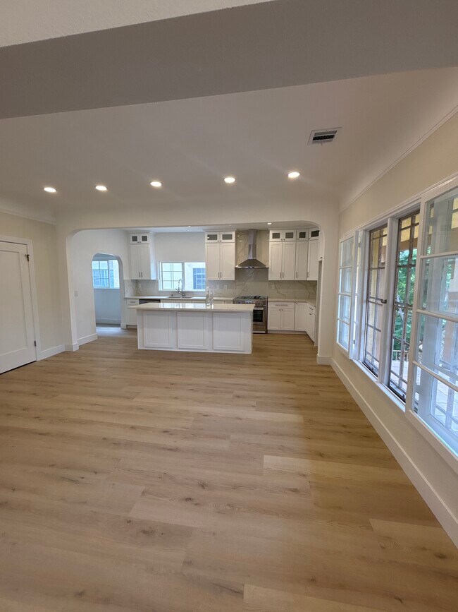 espacio de cocina abierto - 1062 S Shenandoah St